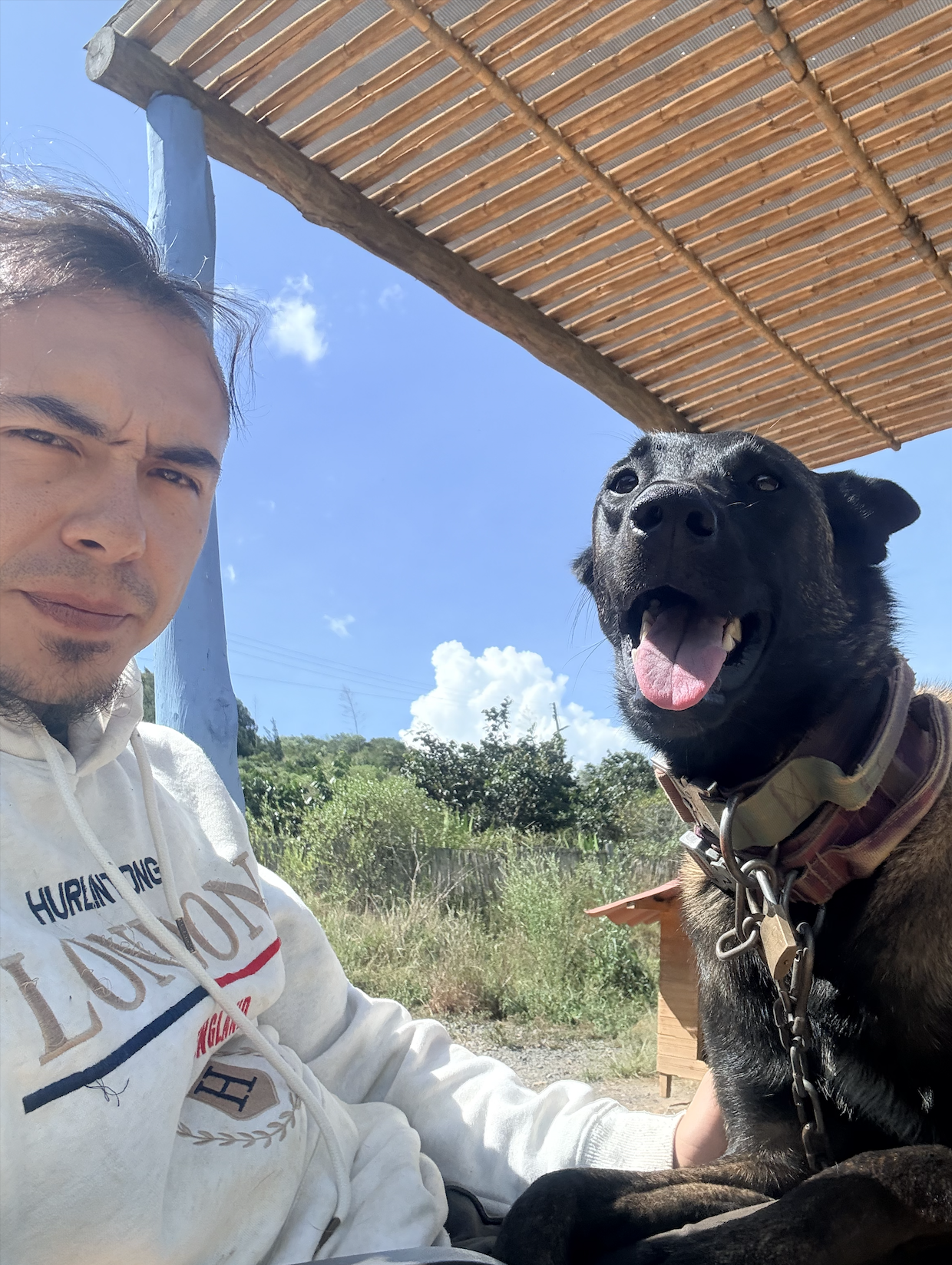 Ivan Robayo hoy, en el campo en Colombia con su perro